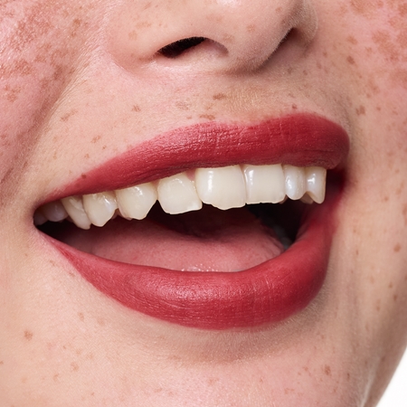 essence JUICY MATTE Mousse-Lippenstift mit Matt-Effekt