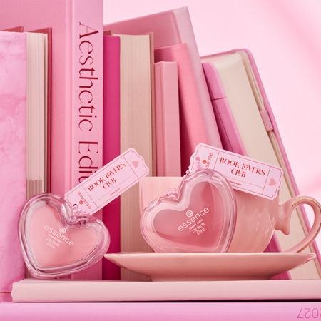 essence BOOK LOVERS CLUB colorete en crema