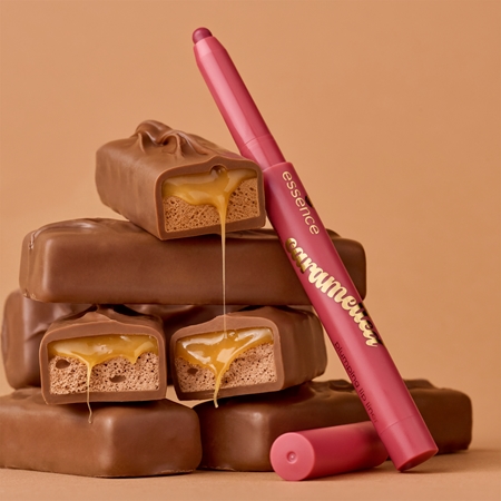 essence caramelted creion contur buze cu efect de crestere