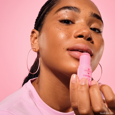 essence Care Bears Feuchtigkeitsspendende Lippenkur in der Form eines Stiftes