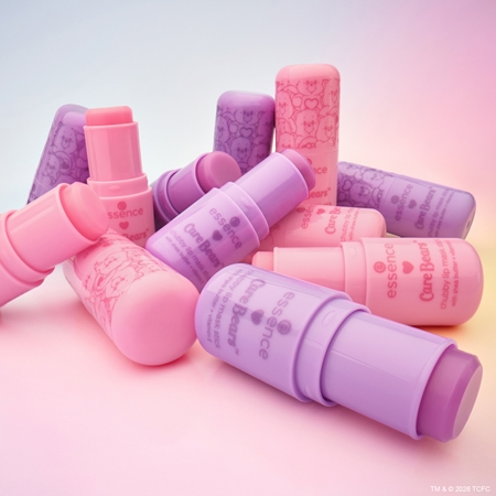 essence Care Bears Feuchtigkeitsspendende Lippenkur in der Form eines Stiftes