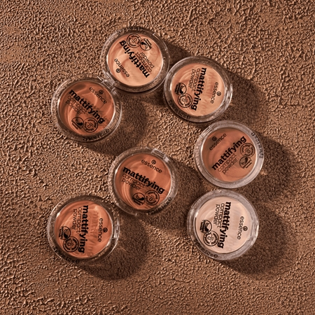 essence Mattifying kompaktni puder z mat učinkom