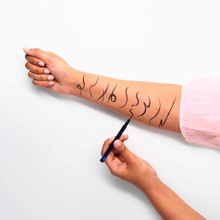 essence Eyeliner Pen vodeodolná očná linka