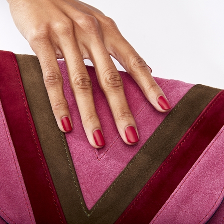 essie gel couture vrchní lak na nehty s matným efektem
