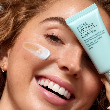 Estée Lauder DayWear Multi-Protection Anti-Oxidant Sheer Tint Release Moisturizer SPF 15 hidratáló krém tonizáló minden bőrtípusra
