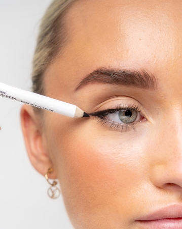 Eye Candy Effortless Eyeliner Pencil tužka na oči