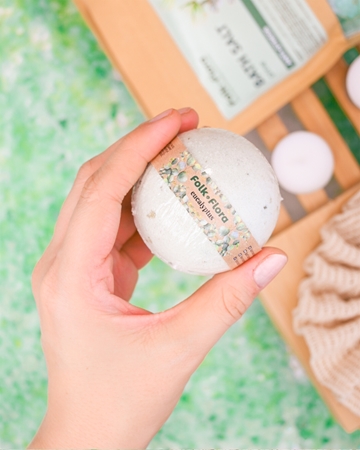 Folk & Flora Eucalyptus Bath Bomb with soothing effect