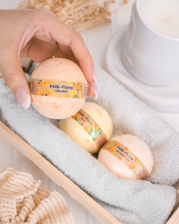 Folk & Flora Calendula Sprudlande badbomb produkter med ringblomma