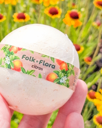 Folk & Flora Citrus Bath Bomb med en uppfriskande effekt