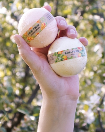 Folk & Flora Citrus Bath Bomb med en uppfriskande effekt