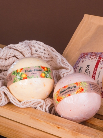 Folk & Flora Citrus Bath Bomb med en uppfriskande effekt