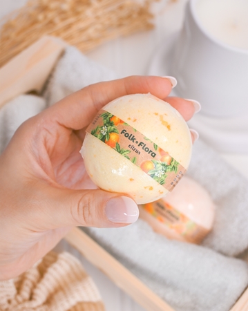 Folk & Flora Citrus Bath Bomb med en uppfriskande effekt