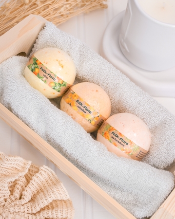 Folk & Flora Citrus Bath Bomb med en uppfriskande effekt