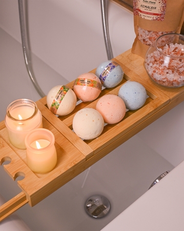 Folk & Flora Citrus Bath Bomb med en uppfriskande effekt