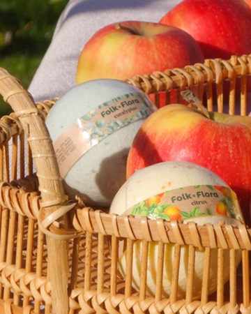 Folk & Flora Citrus Bath Bomb med en uppfriskande effekt