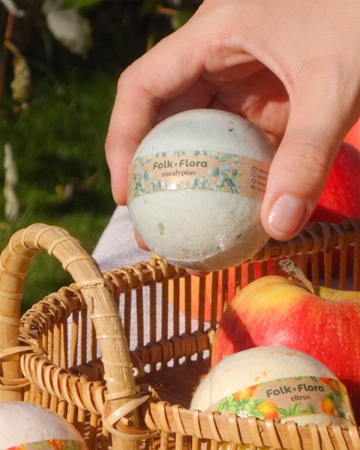 Folk & Flora Citrus Bath Bomb med en uppfriskande effekt