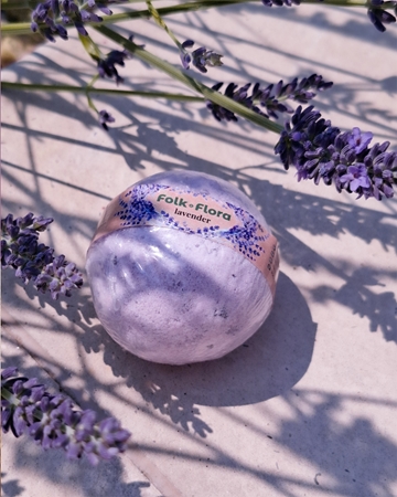 Folk & Flora Lavender Badebombe har en beroligende virkning