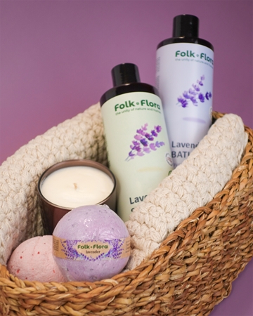 Folk & Flora Lavender Badebombe har en beroligende virkning