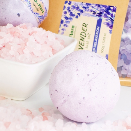 Folk & Flora Lavender Badebombe har en beroligende virkning