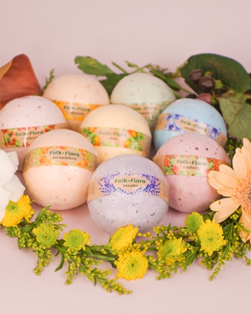 Folk & Flora Lavender Badebombe har en beroligende virkning