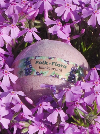 Folk & Flora Blackcurrant bath bomb with a refreshing effect