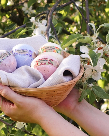 Folk & Flora Blackcurrant bath bomb with a refreshing effect