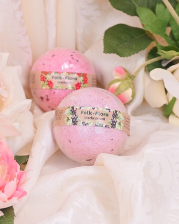 Folk & Flora Blackcurrant bath bomb with a refreshing effect