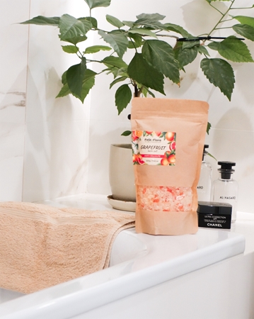 Folk & Flora Grapefruit Badesalt har en beroligende virkning