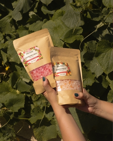 Folk & Flora Grapefruit Badesalt har en beroligende virkning