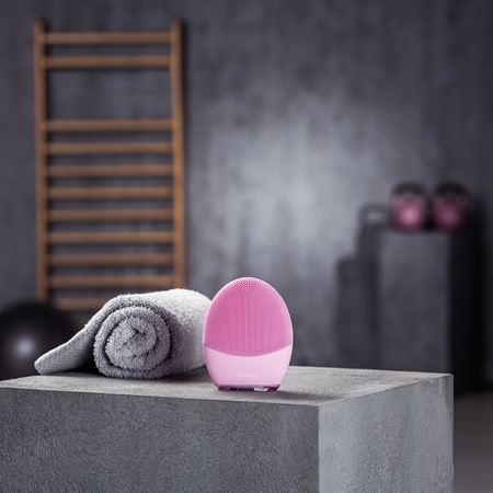 FOREO LUNA™ 3 sonic skin cleansing brush with anti-ageing effect 