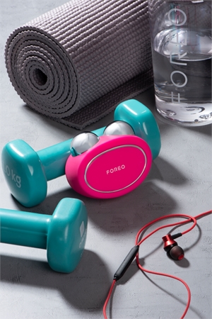 FOREO BEAR™ facial toning device