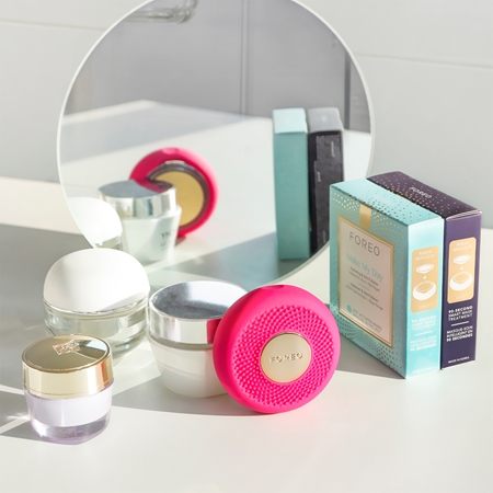 FOREO UFO™ mini 2 szónikus készülék az arcmaszk hatásának felgyorsítására utazási csomag