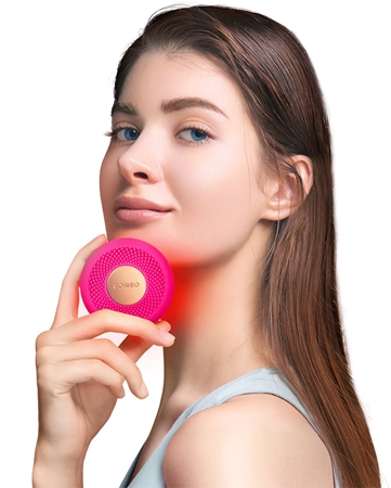 FOREO UFO™ mini 2 szónikus készülék az arcmaszk hatásának felgyorsítására utazási csomag