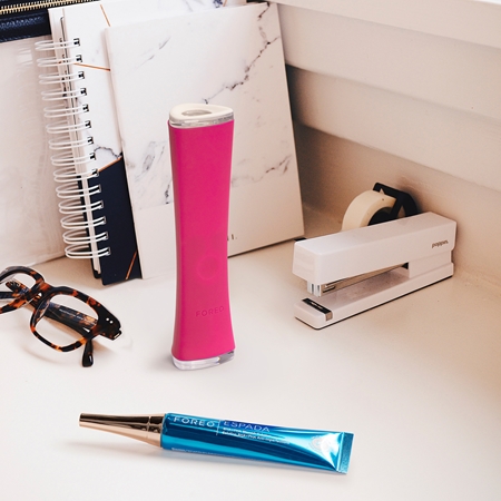 FOREO ESPADA™ 2 aknen oireita lievittävä, sinistä valoa hyödyntävä ihonhoitokynä