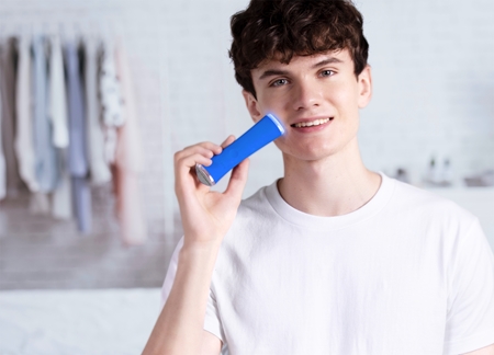FOREO ESPADA™ 2 aknen oireita lievittävä, sinistä valoa hyödyntävä ihonhoitokynä