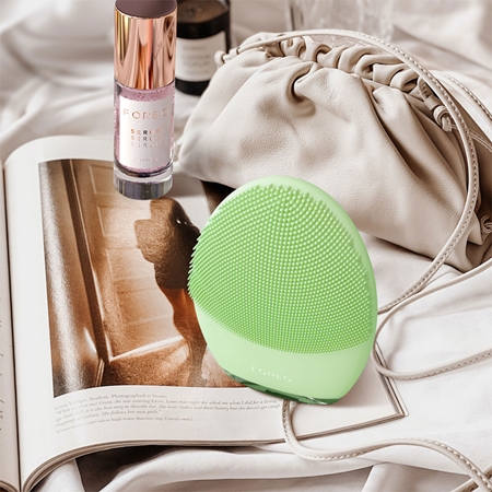 FOREO LUNA™4 masážní přístroj na čištění a zpevnění obličeje
