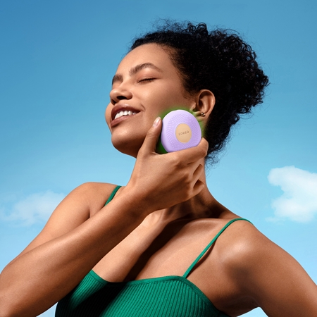 FOREO UFO™ 3 Go szónikus készülék az arcmaszk hatásának felgyorsítására