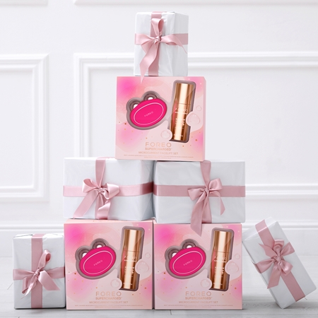 FOREO SUPERCHARGED™ Microcurrent Facelift Set gift set to firm and lift