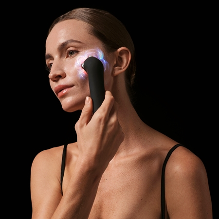 FOREO FAQ™ 402 dispositivo con microcorrente duale per una pelle più tonica con luce LED rossa