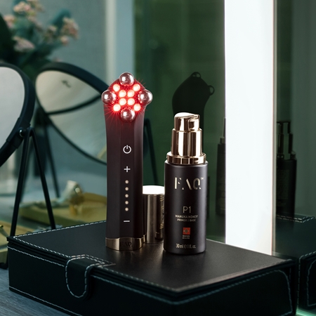 FOREO FAQ™ 402 dispositivo con microcorrente duale per una pelle più tonica con luce LED rossa