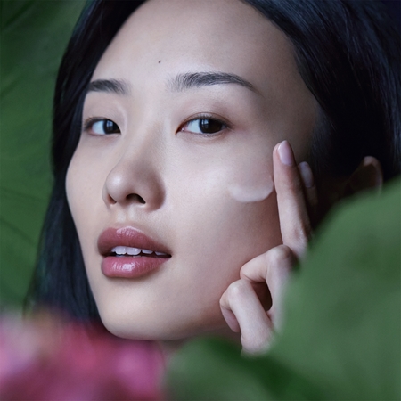 fresh Lotus Youth Preserve Resurfacing Dream Serum noční sérum s AHA kyselinami