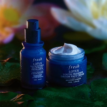 fresh Lotus Youth Preserve Resurfacing Dream Serum noční sérum s AHA kyselinami