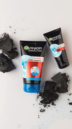 Garnier Pure Active Charcoal Anti-Blackhead Peel-off Mask with Active Charcoal