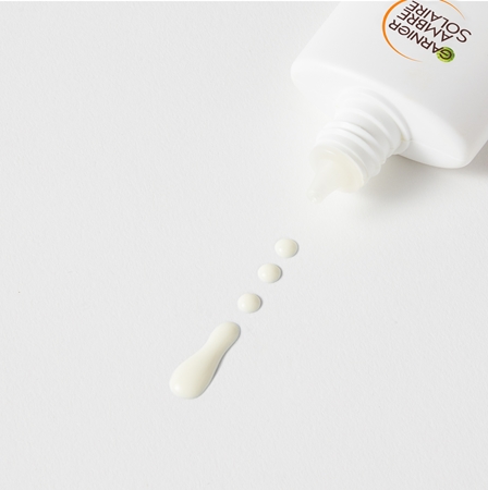Garnier Ambre Solaire Super UV Hyaluronic Acid lekki fluid ochronny o działaniu nawilżającym