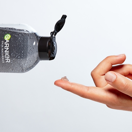 Garnier Skin Active Pure Charcoal acqua micellare detergente con texture in gel