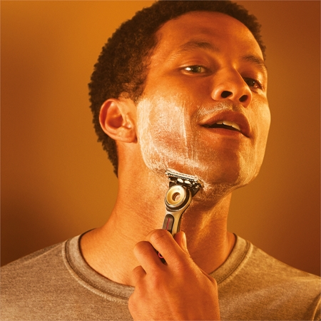 Gillette Labs Heated Razor brivnik z ogrevanimi britvicami