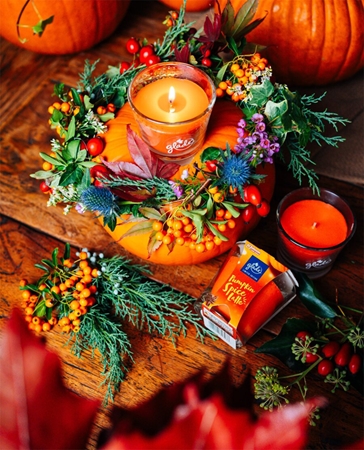GLADE Pumpkin Spice Latté Duftkerze mit Duft Fresh Pumpkin, Caramel, Rich Spice
