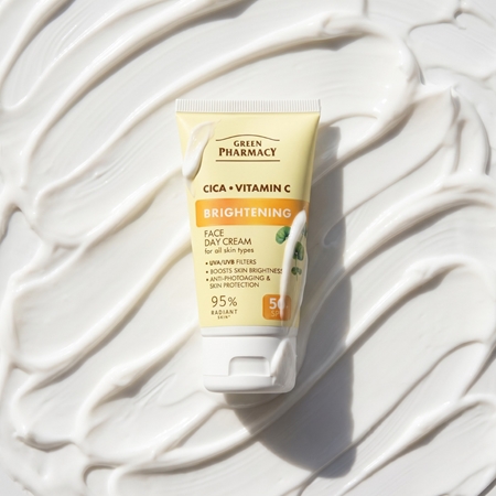 Green Pharmacy Cica + Vitamin C rozjaśniający krem na dzień SPF 50+