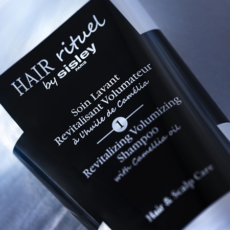 Hair Rituel by Sisley Revitalizing Volumizing Shampoo with Camellia oil σαμπουάν για όγκο στα λεπτά μαλλιά χωρίς θειικό άλας