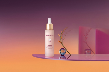 Health Labs Care Slow On glättendes Serum zur Feuchtigkeitsversorgung und Aufhellung der Haut mit Peptiden